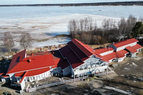 Villa Elba – Vesikattoremontti talvella toiminnassa olevan nuorisokeskuksen katolla