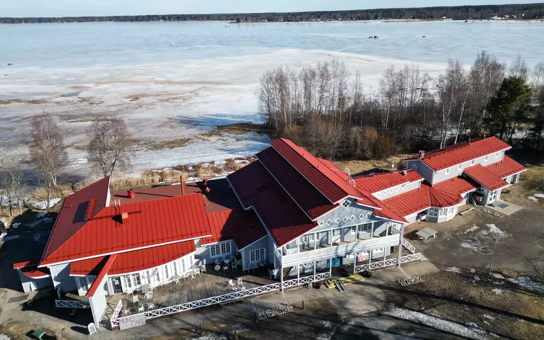 Villa Elba – Vesikattoremontti talvella toiminnassa olevan nuorisokeskuksen katolla