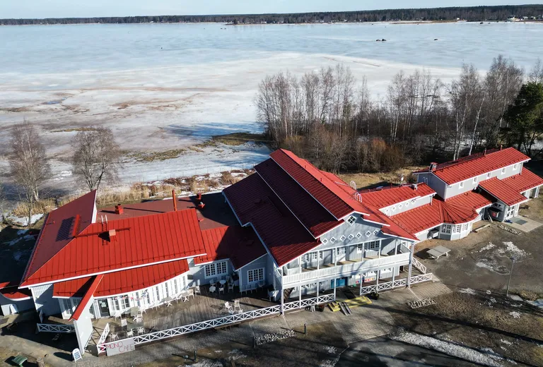 Villa Elba – Vesikattoremontti talvella toiminnassa olevan nuorisokeskuksen katolla
