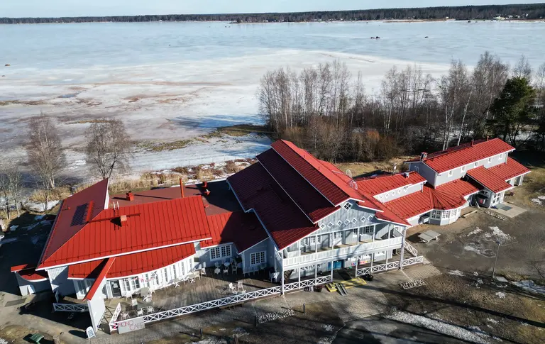 Villa Elba – Vesikattoremontti talvella toiminnassa olevan nuorisokeskuksen katolla