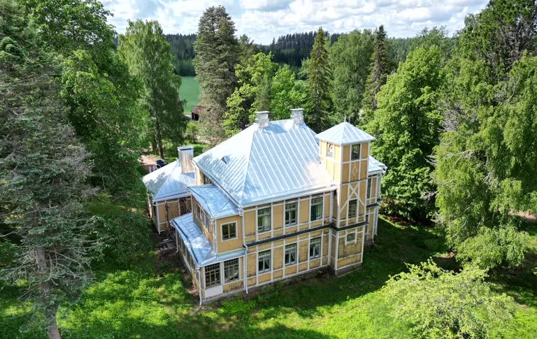 Kulttuurihistoriallisesti arvokas Hämeen Helkala juhlii pian sataa vuottaan uuden peltikaton alla