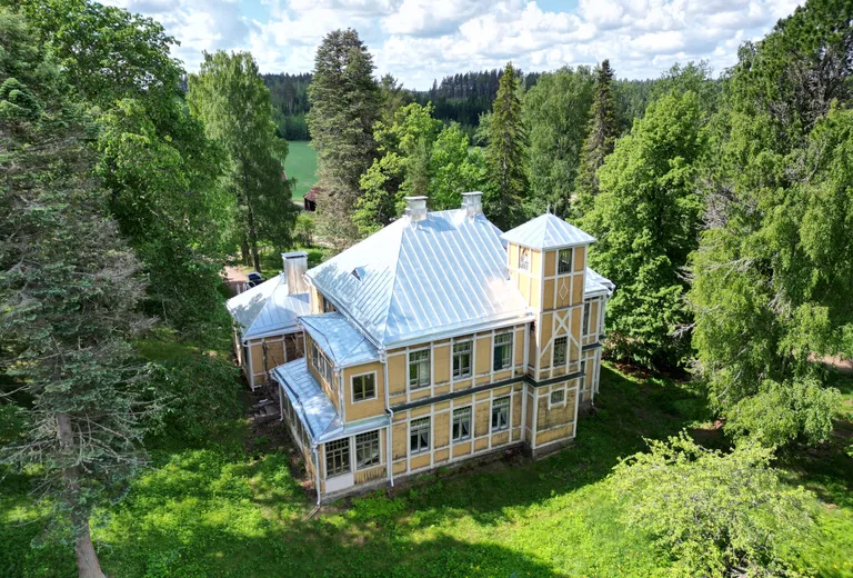 Kulttuurihistoriallisesti arvokas Hämeen Helkala juhlii pian sataa vuottaan uuden peltikaton alla