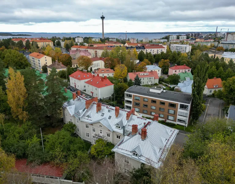As Oy Itärinne Tampereella ilmasta, taustalla Näsinneula ja Näsijärvi