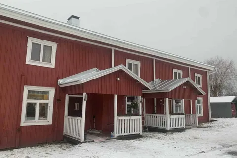 Pohjalaistyylinen talo Virroilta peltikaton suojiin