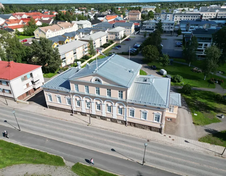 Raahen raatihuone ja sen uusi peltikatto kadun puolelta kuvattuna