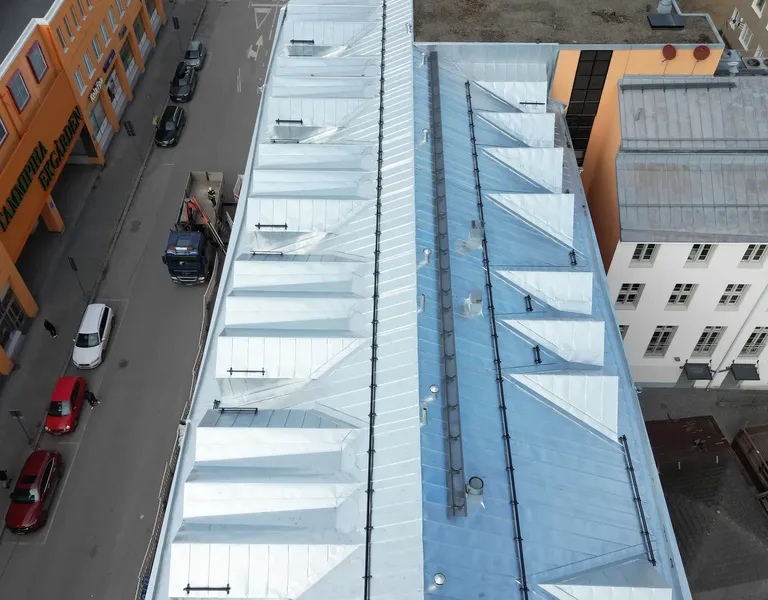 Scandic Hotelli Vaasan uusi konesaumakatto ja kattolyhdyt suoraan ylhäältä