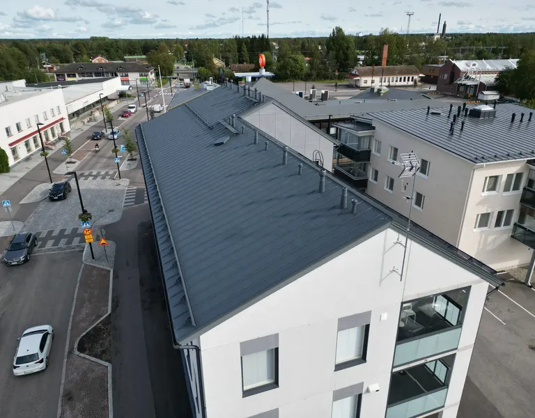 As Oy Sypin Kulman konesaumakatto lähikuvassa, läpiviennit ja antenni näkyvissä