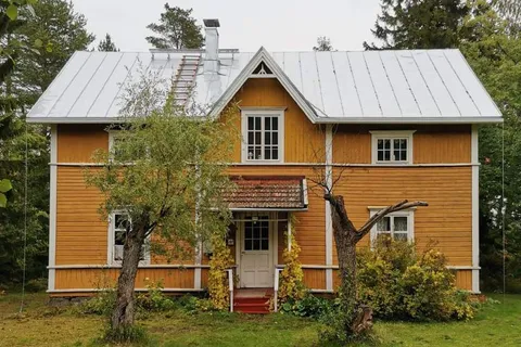 Käsityönä tehty peltikatto kruunaa huvilan