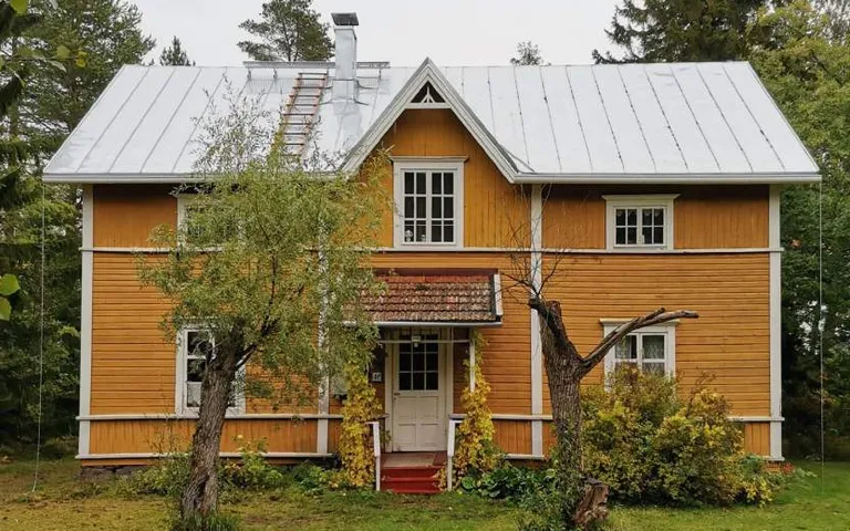 Käsityönä tehty peltikatto kruunaa huvilan