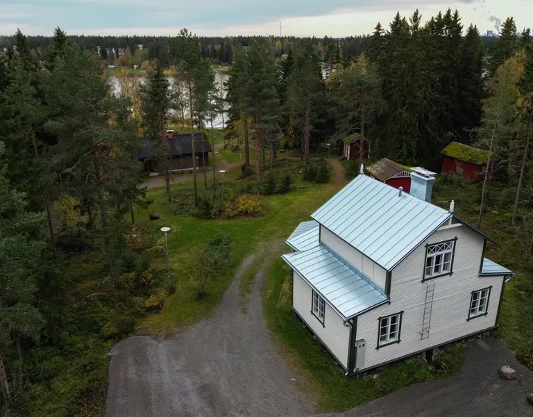 Huvila Huili ilmasta, järvi taustalla