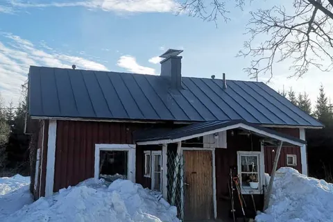 Kattoja vaihdetaan Ylä-Kintaudella karhujen karjuessa